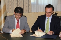 El vicepresidente de la Junta de Andalucía, Braulio Valderas, y el rector José Carlos Gómez Villamandos, en el momento de la firma del acuerdo
