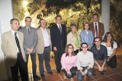 El rector, decano de Filosofa y Letras, con la directora y colaboradores del Aula.