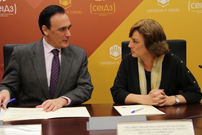 Jos Carlos Gmez Villamandos y Marta Rivas Abad durante la firma del convenio