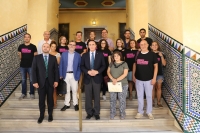 El rector de la Universidad de Córdoba, junto a varios investigadores de la comunidad universitaria tras la presentación de la Noche.