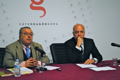 A la izquierda, Carlos Clementson, acompañado por el director de la Cátedra Góngora, Joaquín Roses.