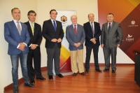 En el centro, tercero y cuarto por la izquierda, José Carlos Gómez Villamandos y Germán Ayora López, acompañados por representantes de la Universidad y de la Asociación, tras la firma del acuerdo. 