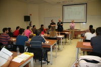 Los integrantes de UNIPimus, David Merinas y Miguel García Capilla, con el director de la ORI, Antonio Ruiz,  durante la charla ofrecida a los estudiantes. 