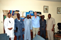 En la fotografa, los miembros del Grupo de Cooperacin, junto con el rector y vicerrector de la Universidad Abdou Moumouni, y profesores de la Faculta d de Ciencias y el IUT de Maradi.