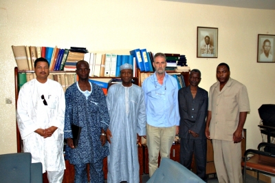 En la fotografa, los miembros del Grupo de Cooperacin, junto con el rector y vicerrector de la Universidad Abdou Moumouni, y profesores de la Faculta d de Ciencias y el IUT de Maradi.