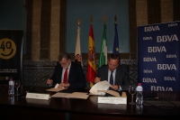 Jose Manuel Roldn (izq) y Luis Llorens en el momento de la firma