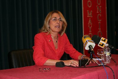 La catedrtica de Farmacologa, Adela Snchez Garca,hace pblica su decisin de presentarse a las elecciones rectorales.