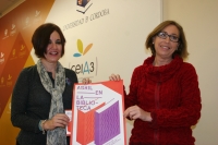 Carmen Liñán y Carmen Blanco con el cartel anunciador del programa 'Abril en la Biblioteca'