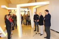 Juan Serrano se dirige al público asistente a la inauguración del espacio 'De paso', en el Rectorado