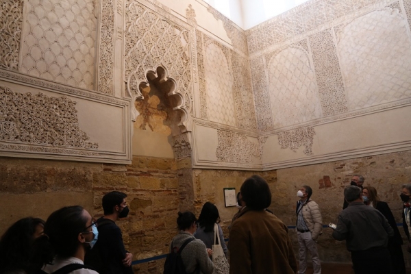 Imagen de una de las visitas a la Sinagoga de Córdoba, guiada por el investigador Álvaro Martínez. 