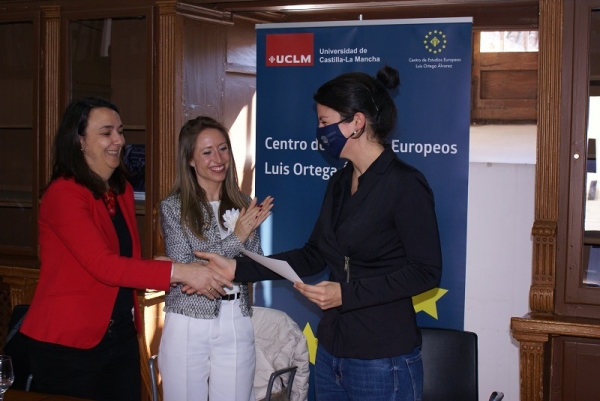 La investigadora de la UCO Teresa Acosta recibe el galardón.