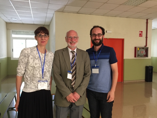 Los profesores Ángela Larrea y Antonio Raigón junto a Michael Byram, experto en temas interculturales.
